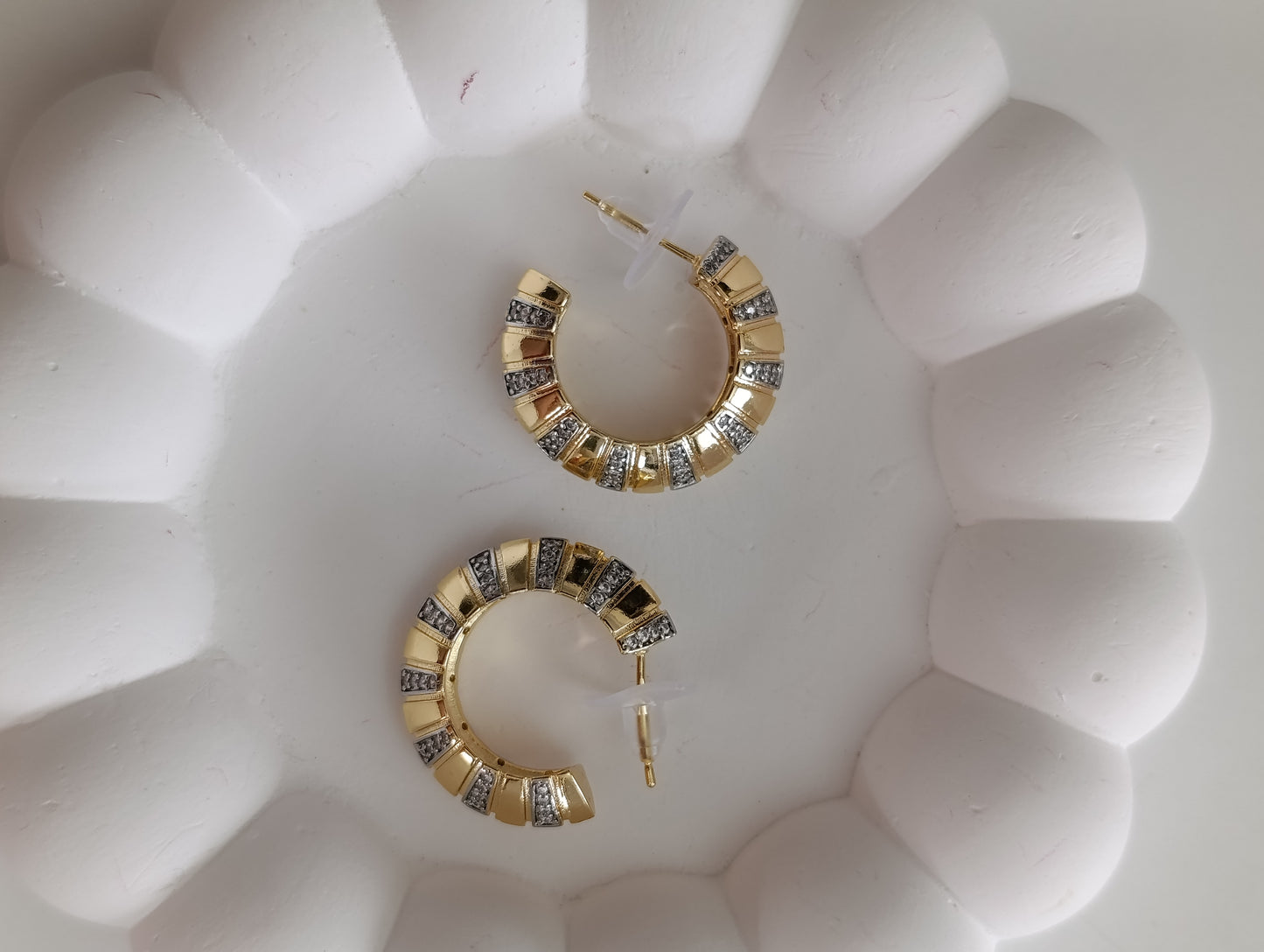 Shadiva Gold-Tone Textured Küpe