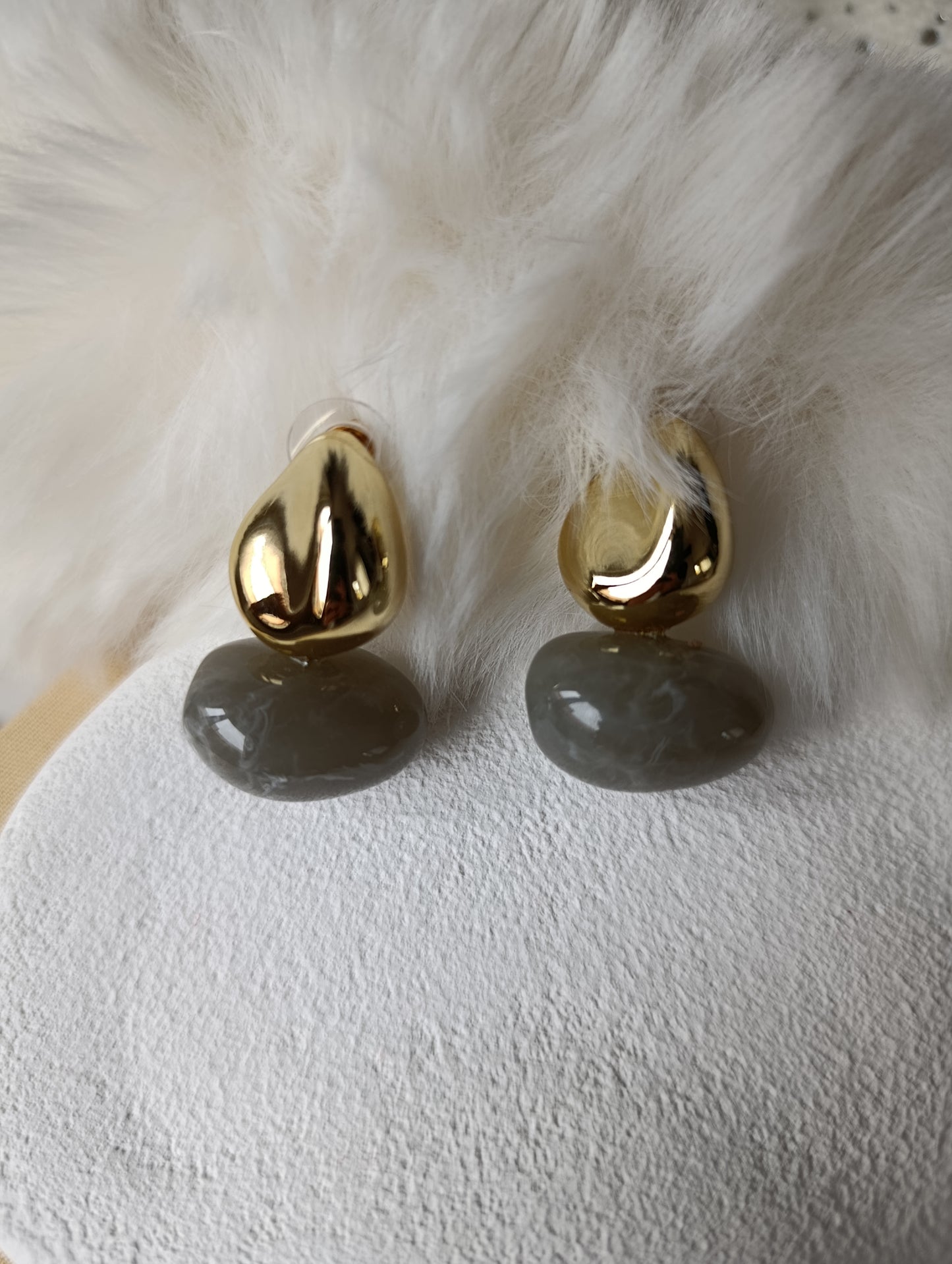 Shadiva Özel Seri Gri Kemik Detay Marka Model Gold Küpe