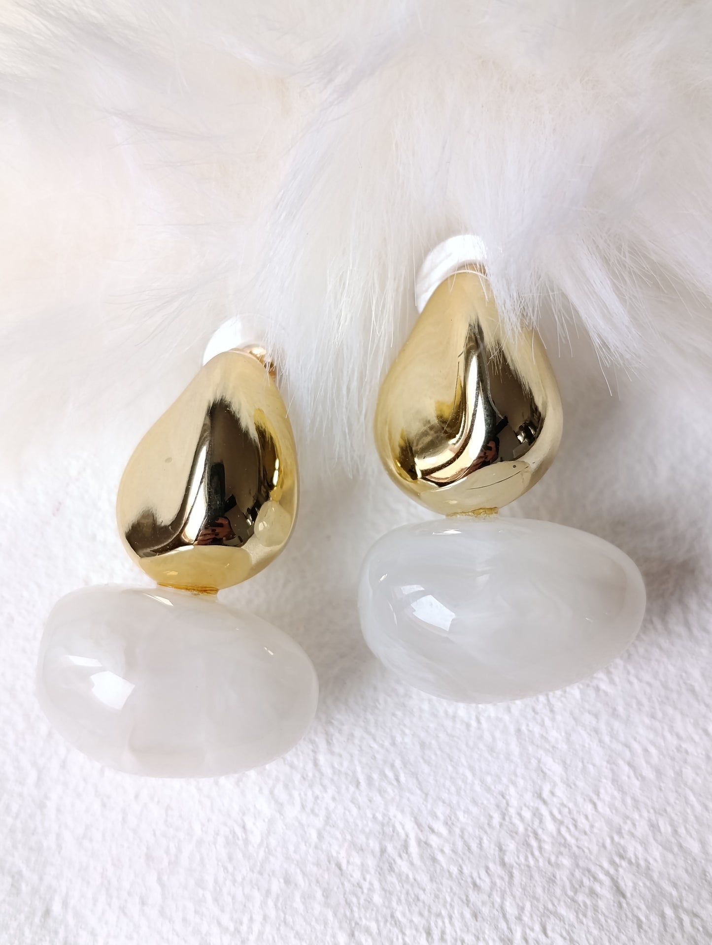 Shadiva Özel Seri Beyaz Kemik Detay Marka Model Gold Küpe