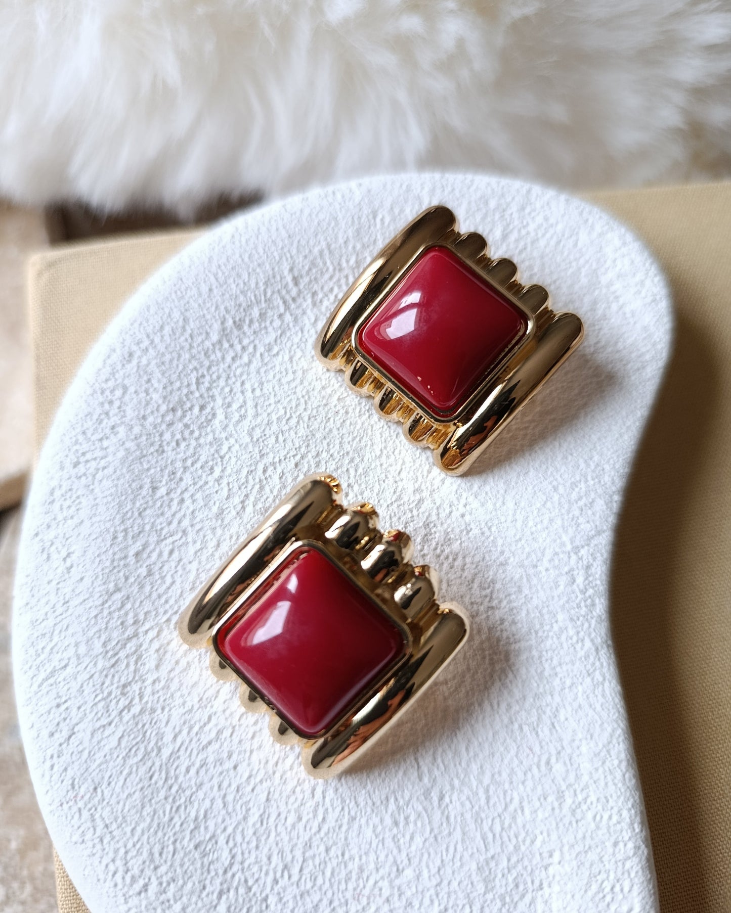 Shadiva Kırmızı Renk Marka Model Kare Gold Küpe