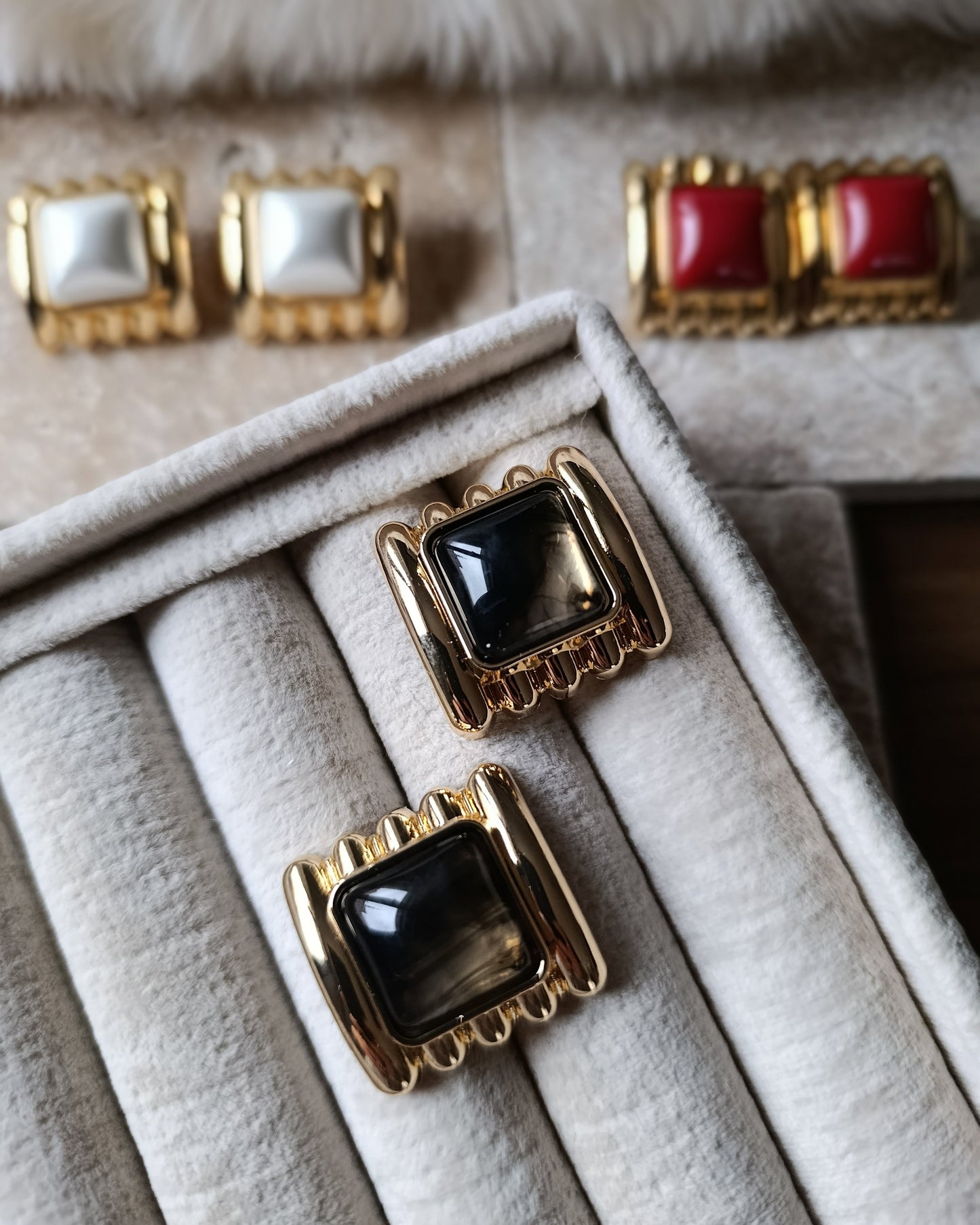 Shadiva Siyah Renk Marka Model Kare Gold Küpe