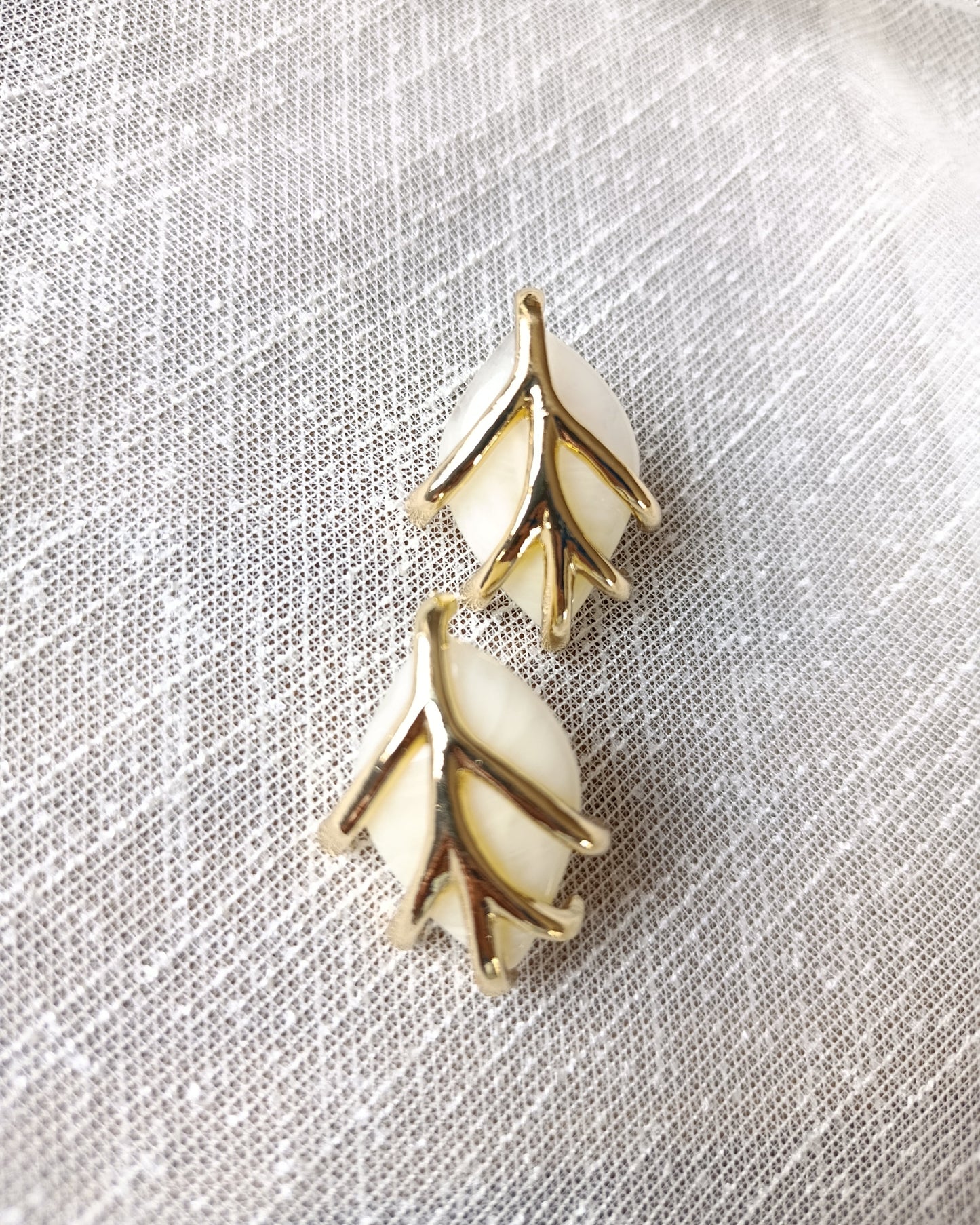 Shadiva Marka Model Krem Detaylı Gold Yaprak Küpe