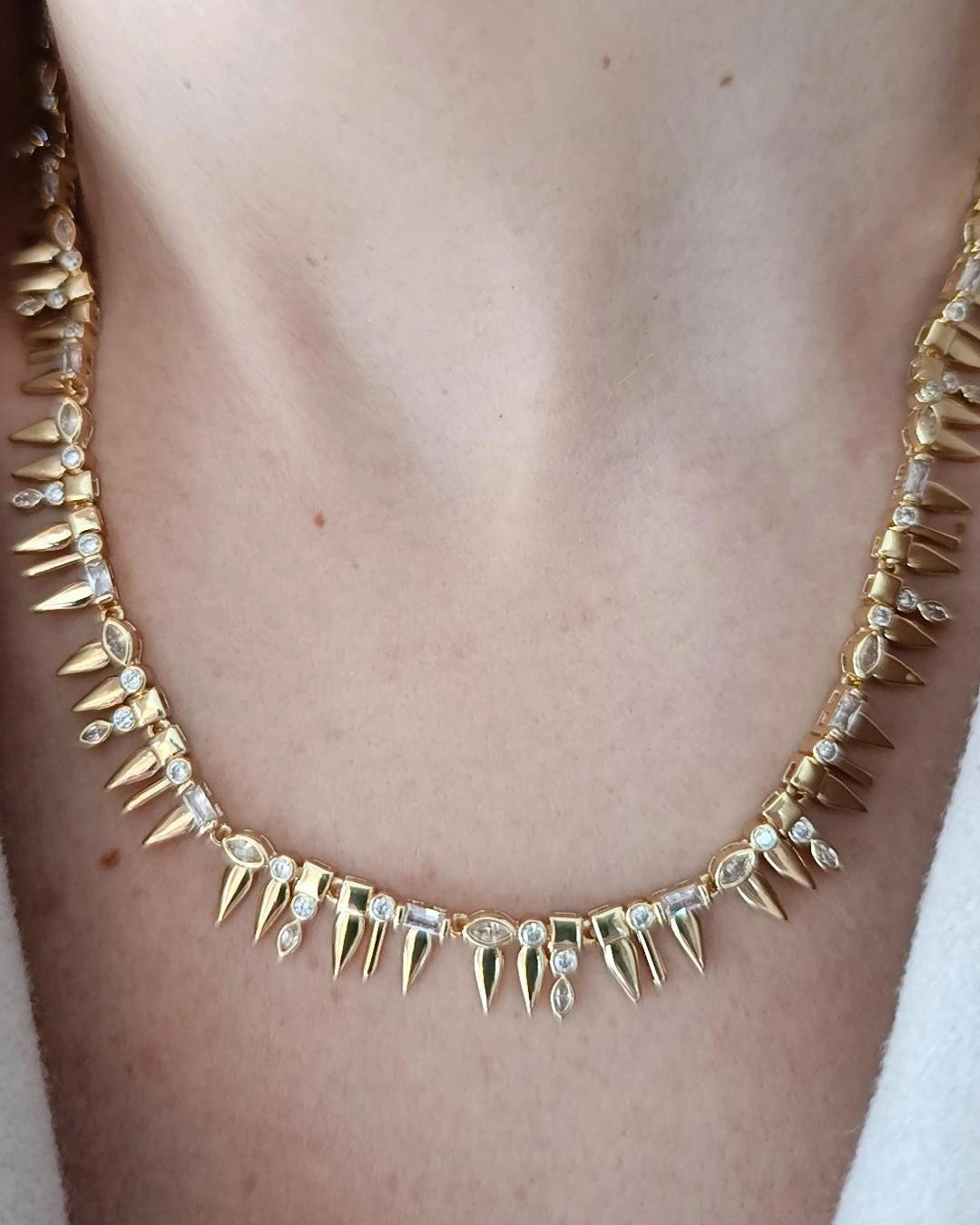 Shadiva Işıltılı Çivi Detaylı Choker Kolye