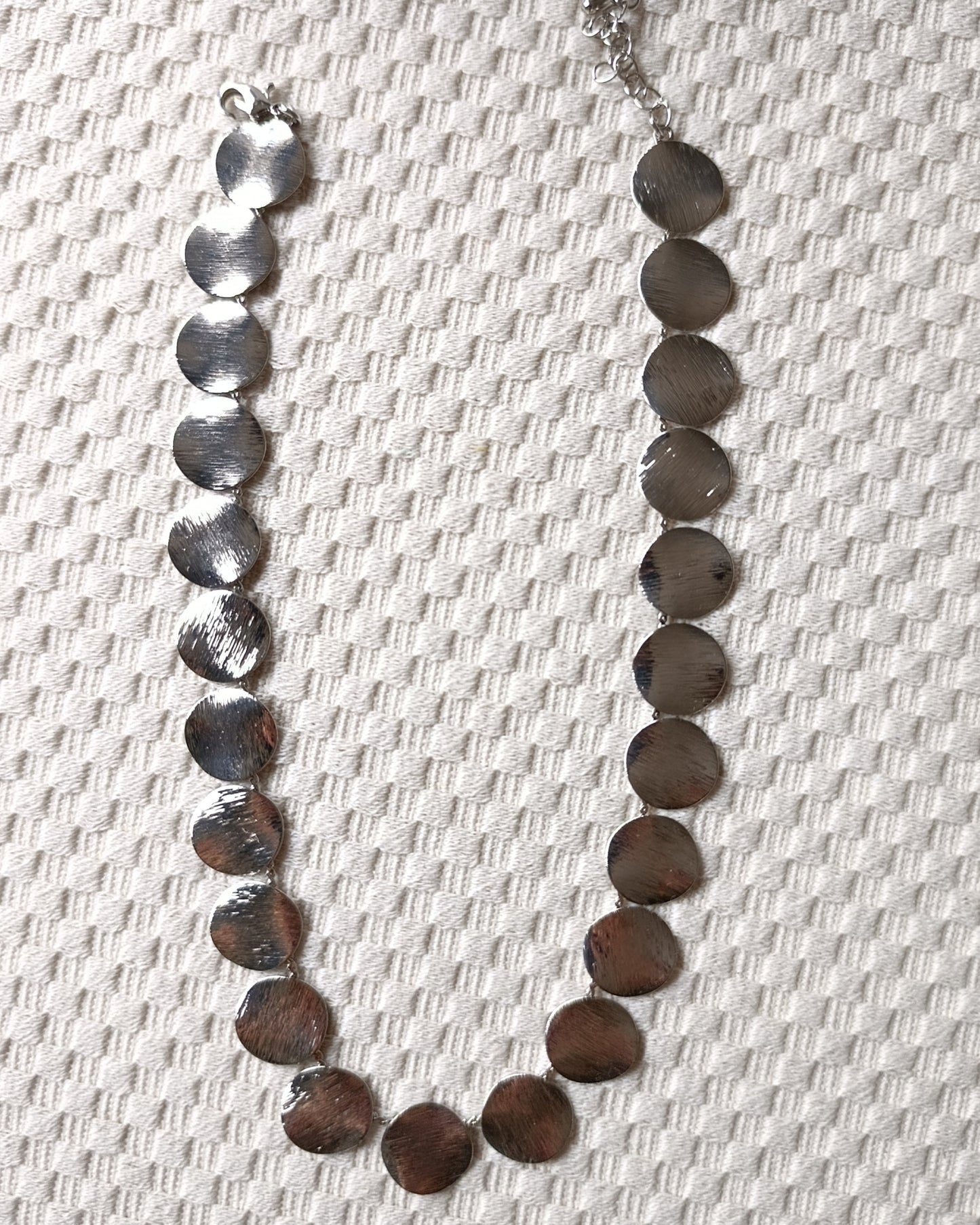 Shadiva Gümüş Renk Dövme Metal Pul Kolye