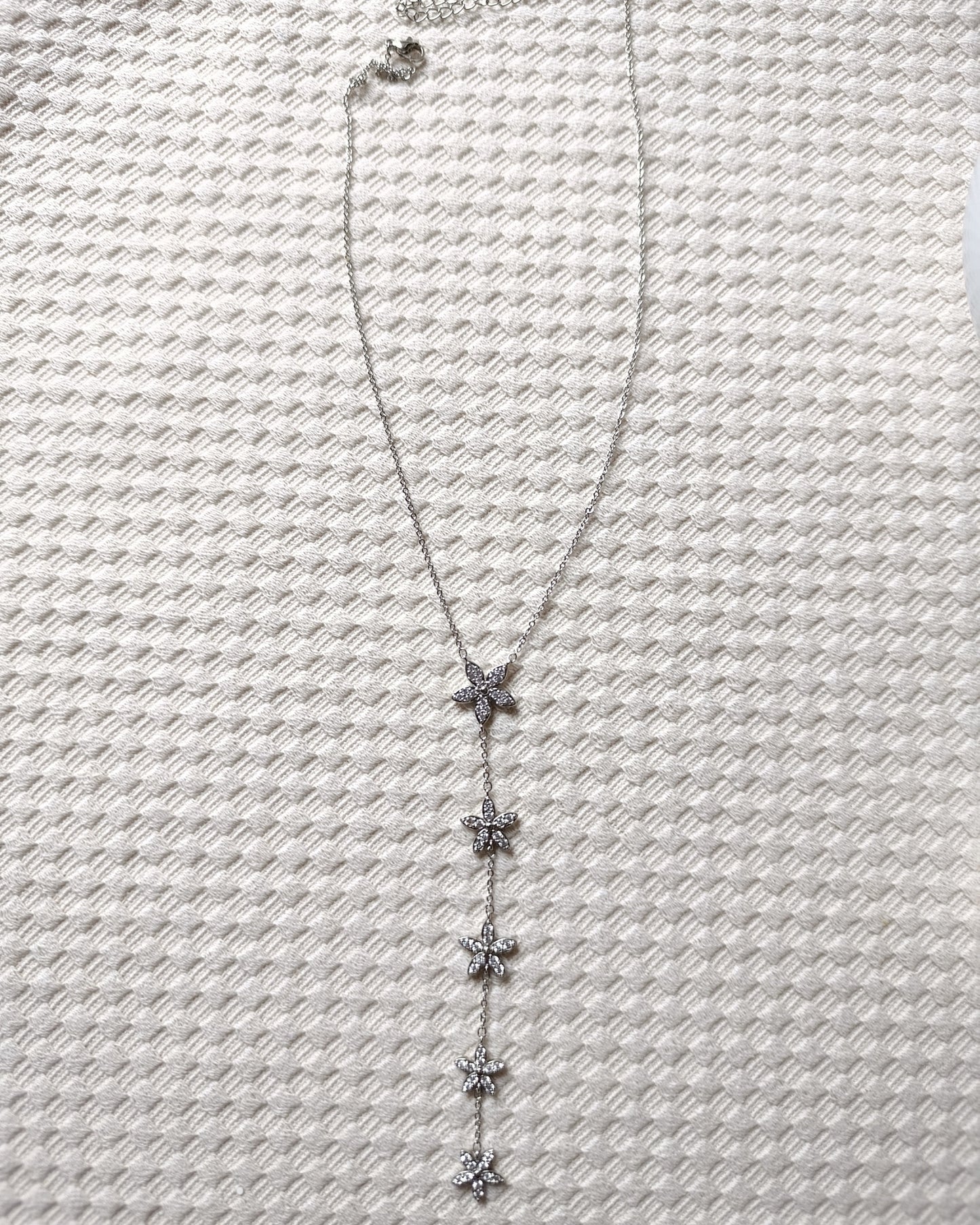 Shadiva Zirkon Taşlı Gümüş Çiçekli Y Kolye