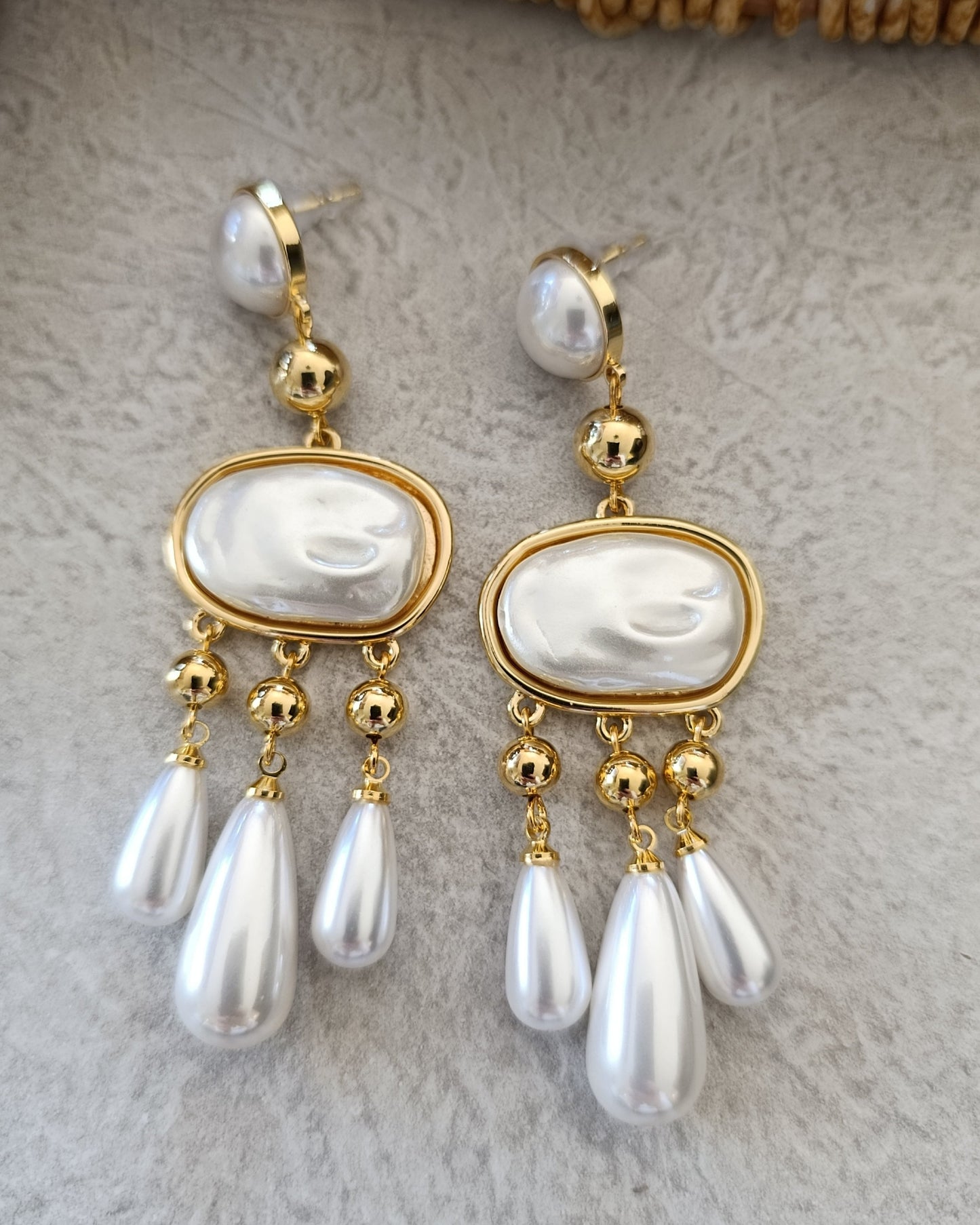 Shadiva Gold Tonlu Çoklu Salkım İnci Tasarım Küpe