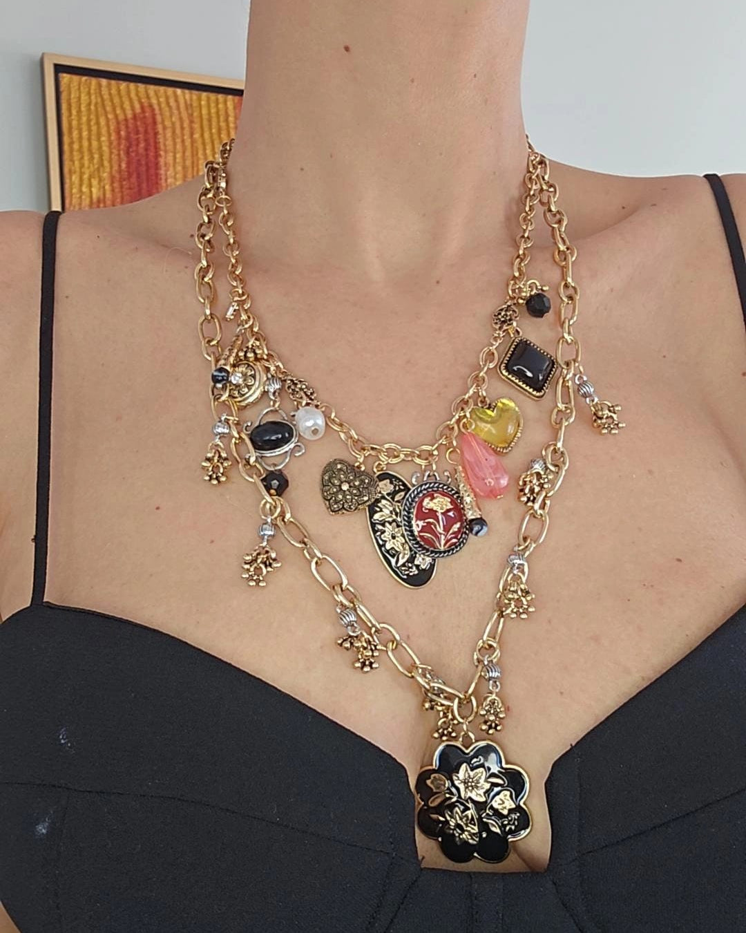 Shadiva Vintage Stil Siyah Mine İşlemeli Madalyon Kolye