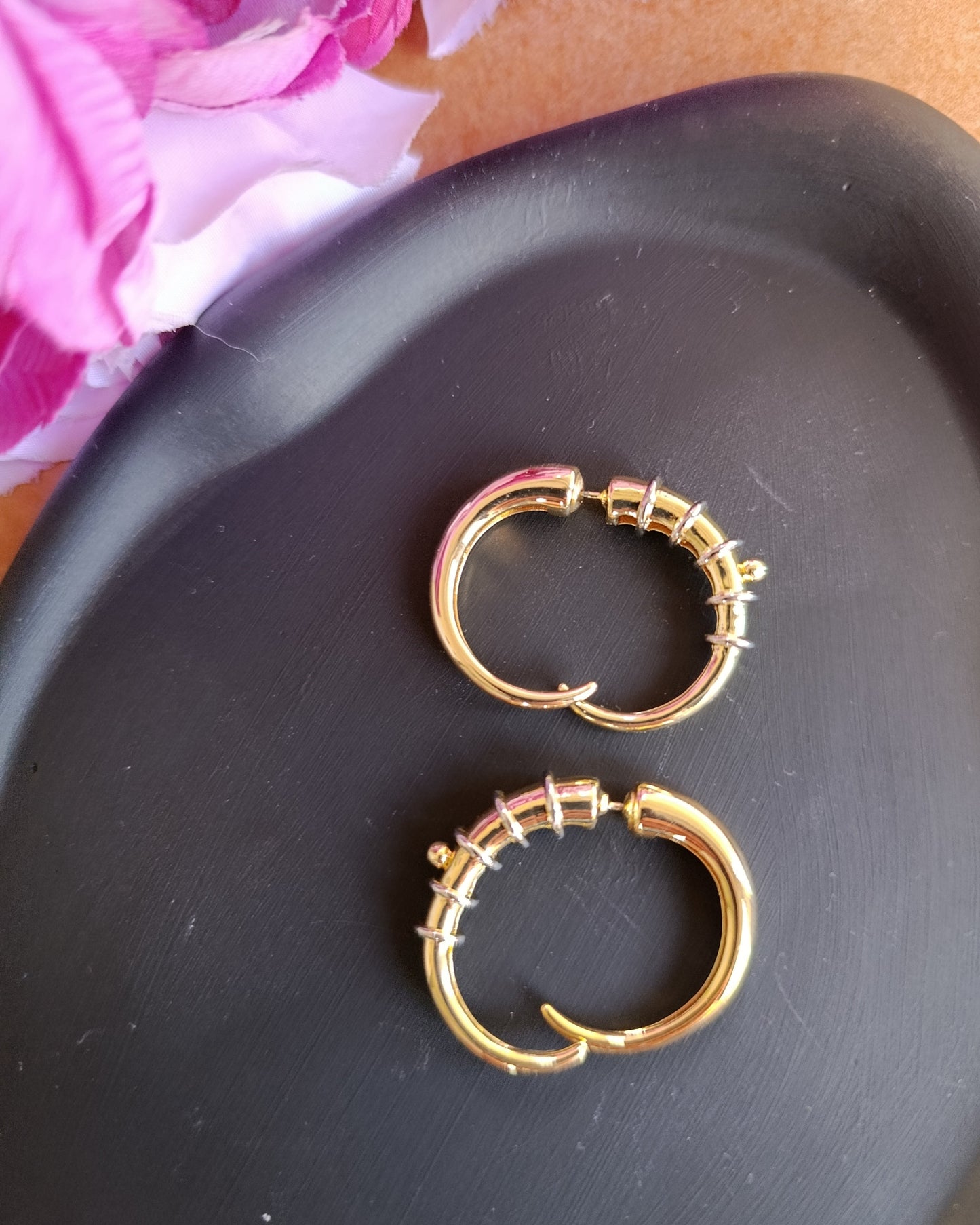 Shadiva Gold Silver Halkalı Asimetrik Küpe