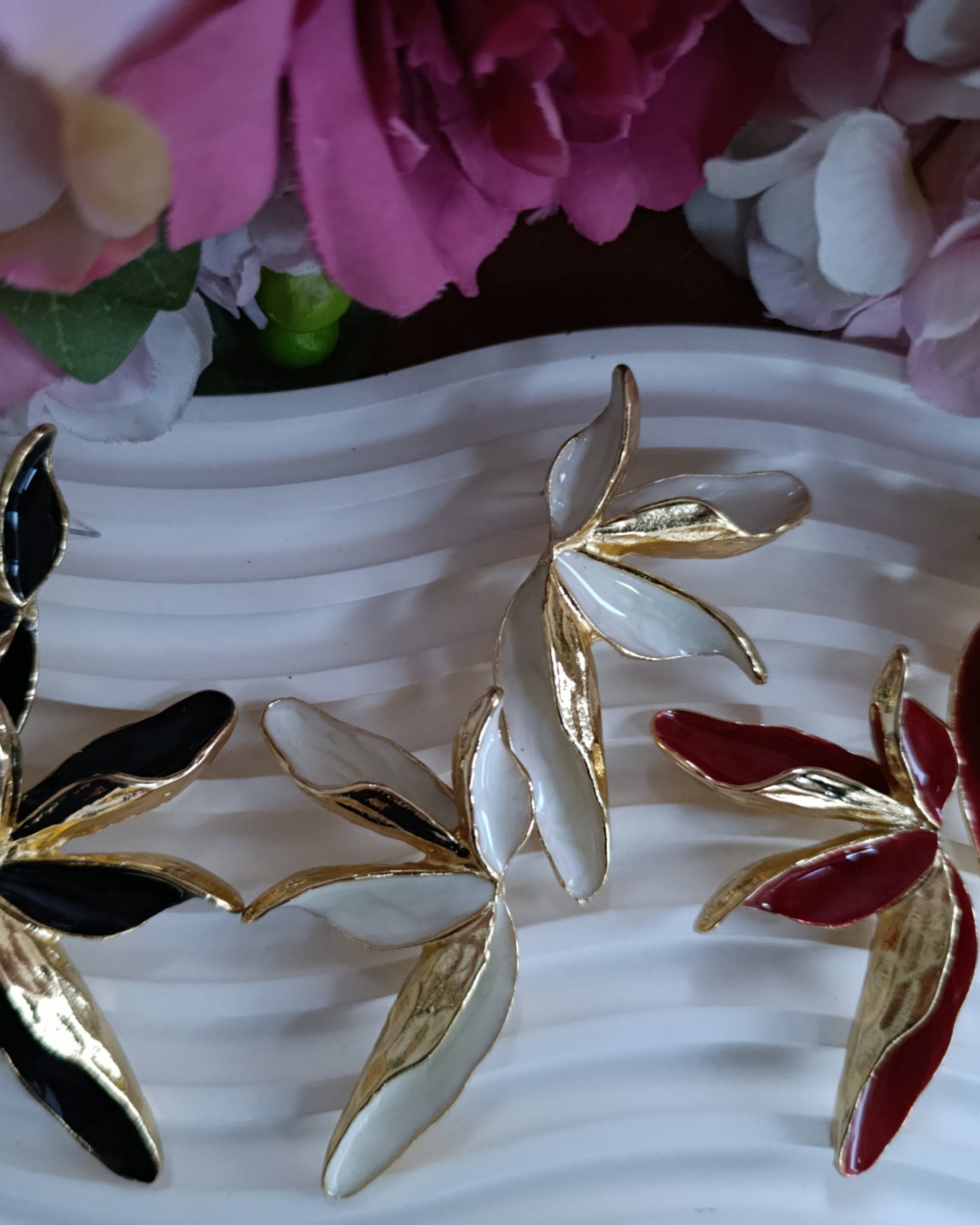 Shadiva Zra Model Beyaz Detaylı Gold Küpe