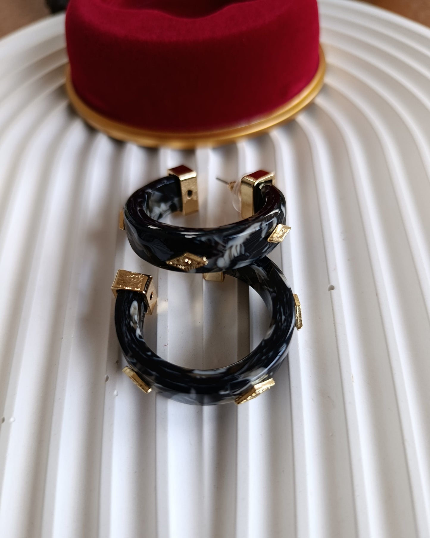 Shadiva Özel Seri Siyah Renk Gold Detay Tasarım  Küpe