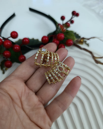 Shadiva Gold Çoklu Görünüm Asimetrik Taşlı Küpe