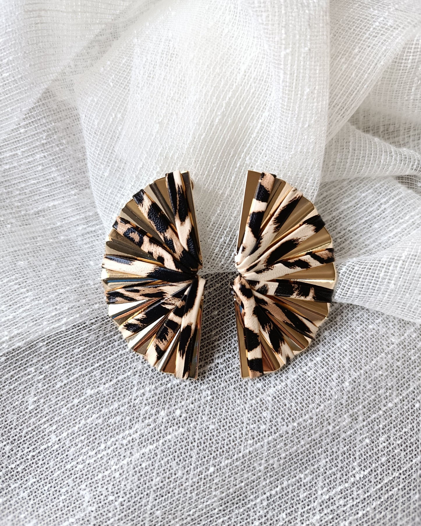 Shadiva Marka Model Leopar Detaylı Gold Plaka Küpe