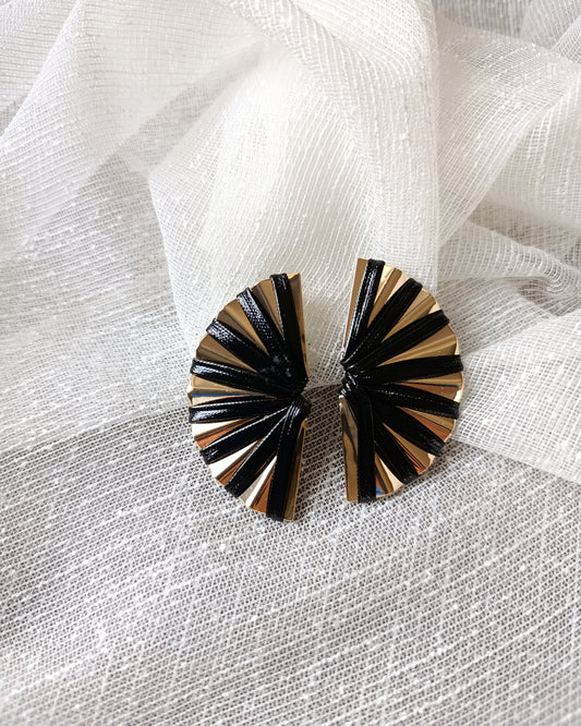 Shadiva Marka Model Siyah Deri Detaylı Gold Plaka Küpe