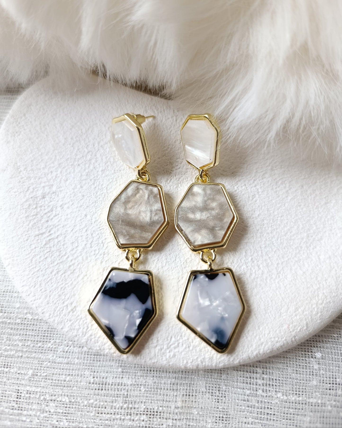 Shadiva Renkli Sallantılı Gri Beyaz Küpe