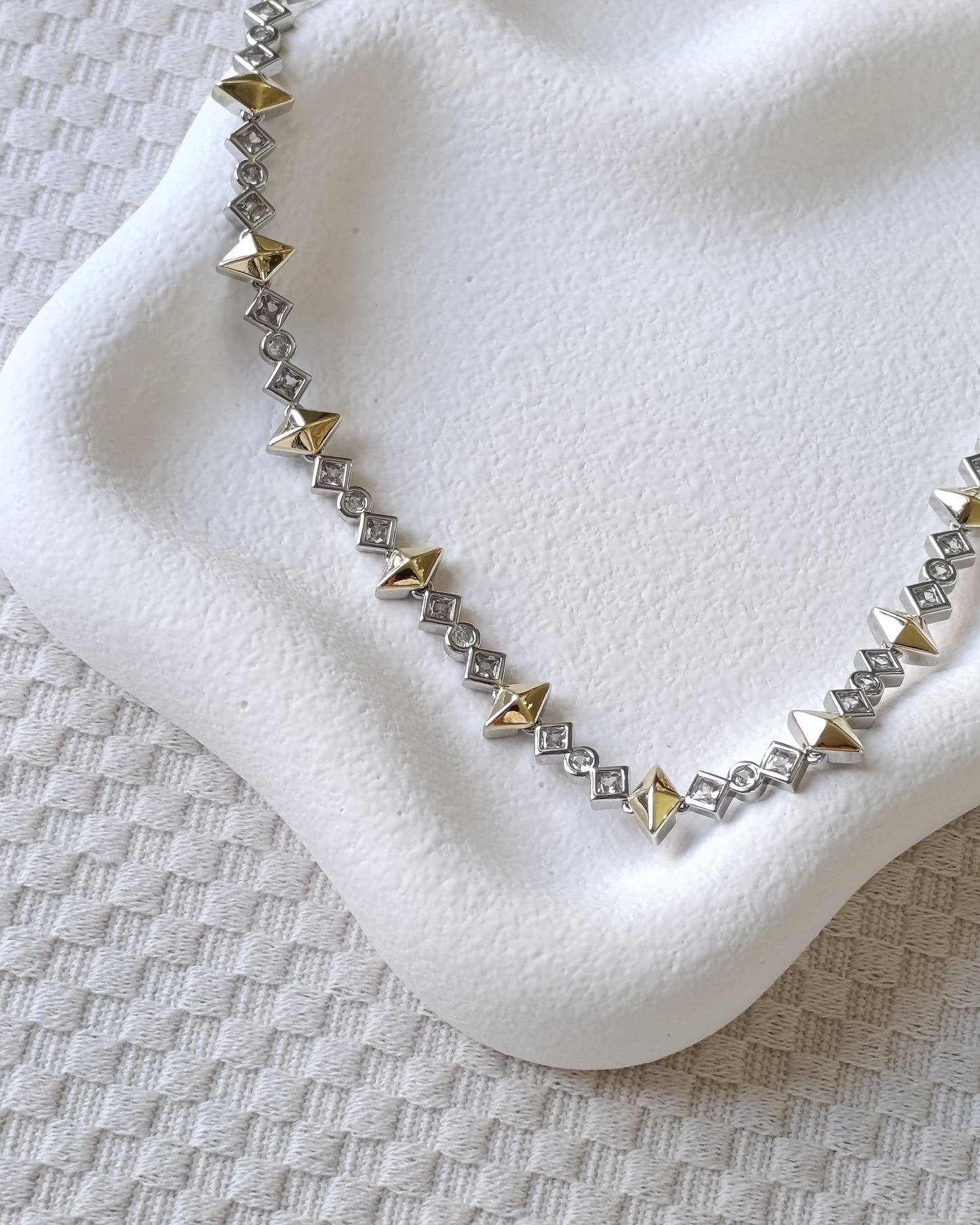 Shadiva Geometrik Su Yolu Kolye