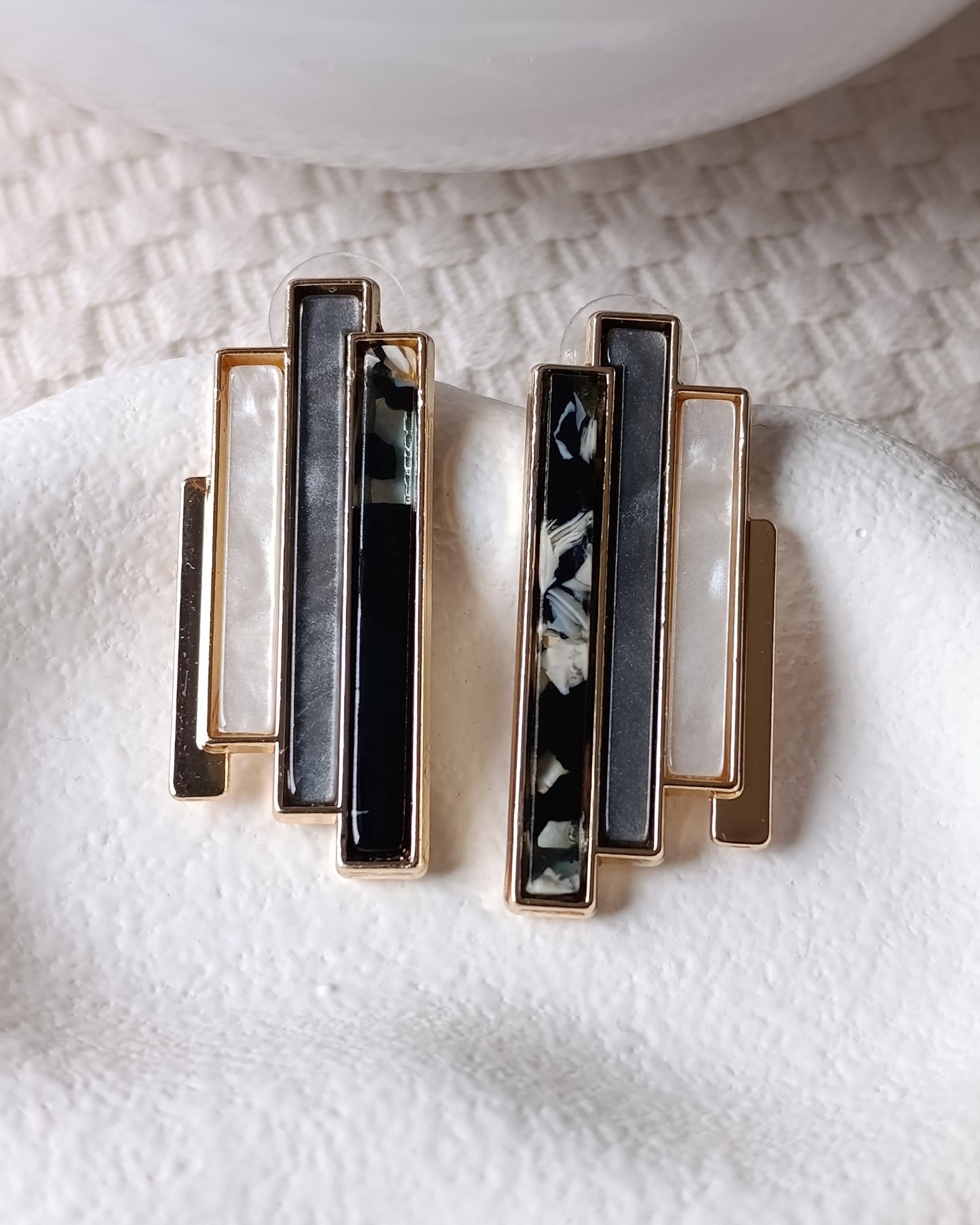 Shadiva Gri ve Sedef Detaylı Geometrik Gold Küpe