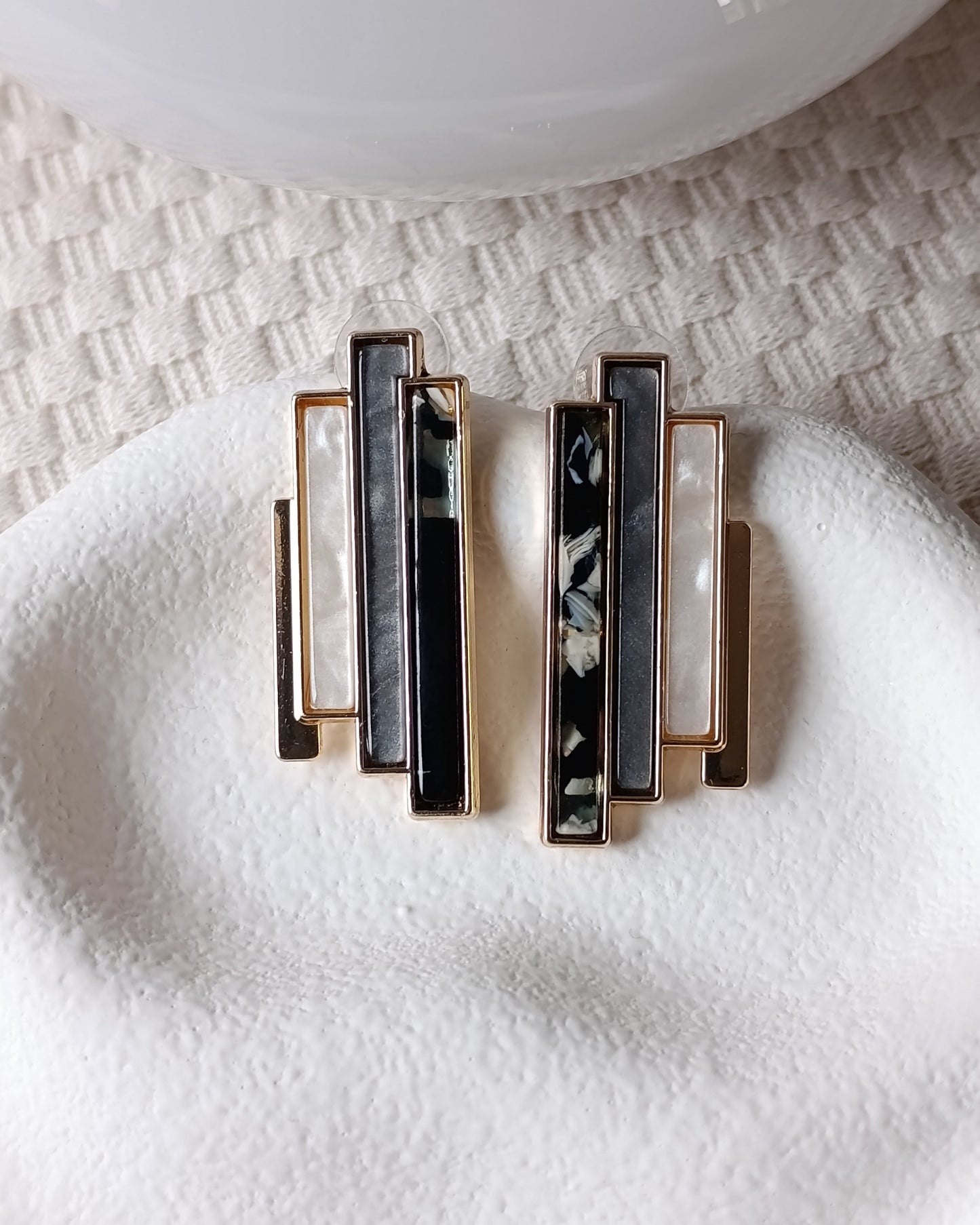 Shadiva Gri ve Sedef Detaylı Geometrik Gold Küpe