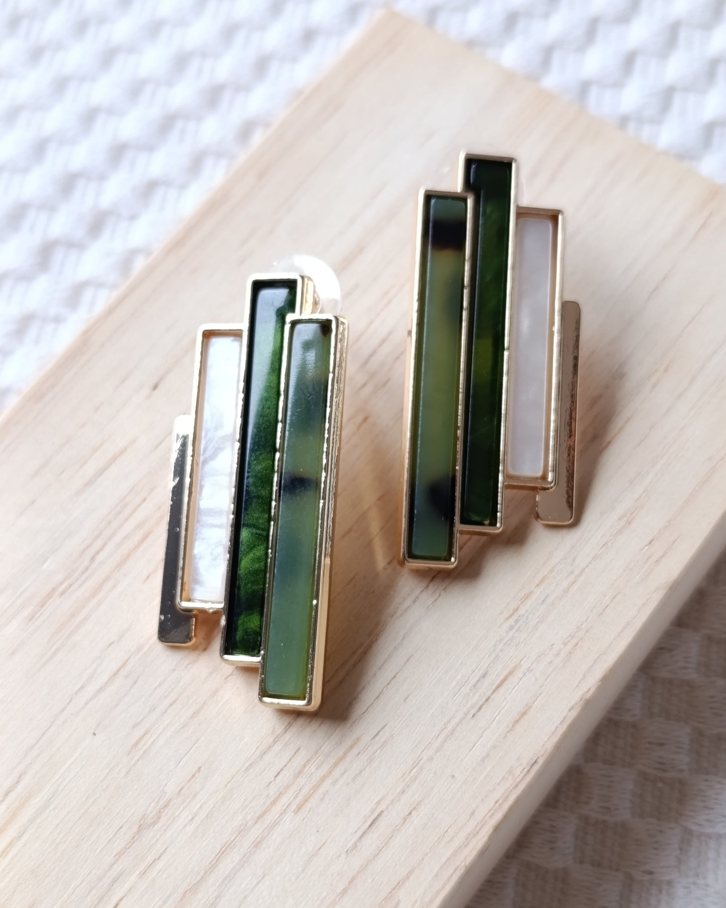 Shadiva Yeşil ve Sedef Detaylı Geometrik Gold Küpe