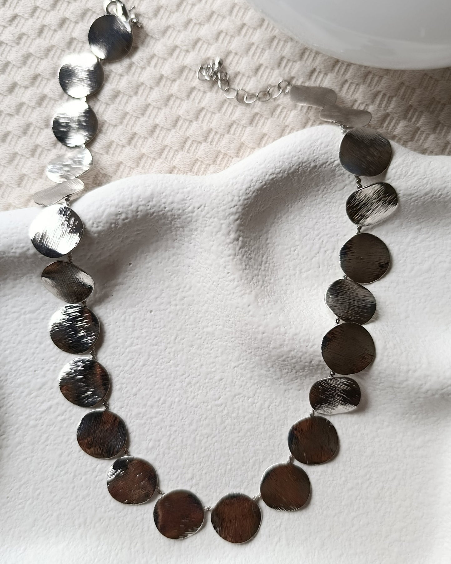 Shadiva Gümüş Renk Dövme Metal Pul Kolye