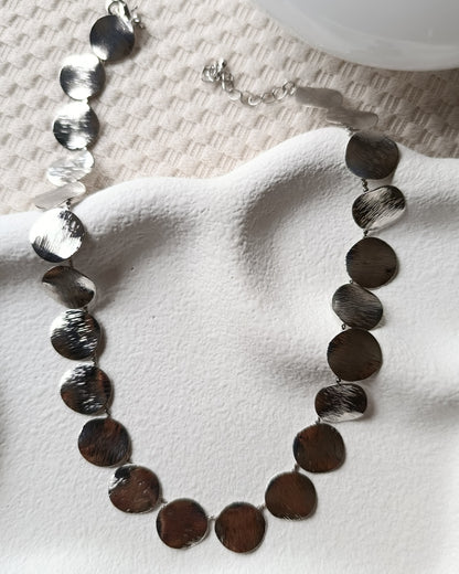 Shadiva Gümüş Renk Dövme Metal Pul Kolye