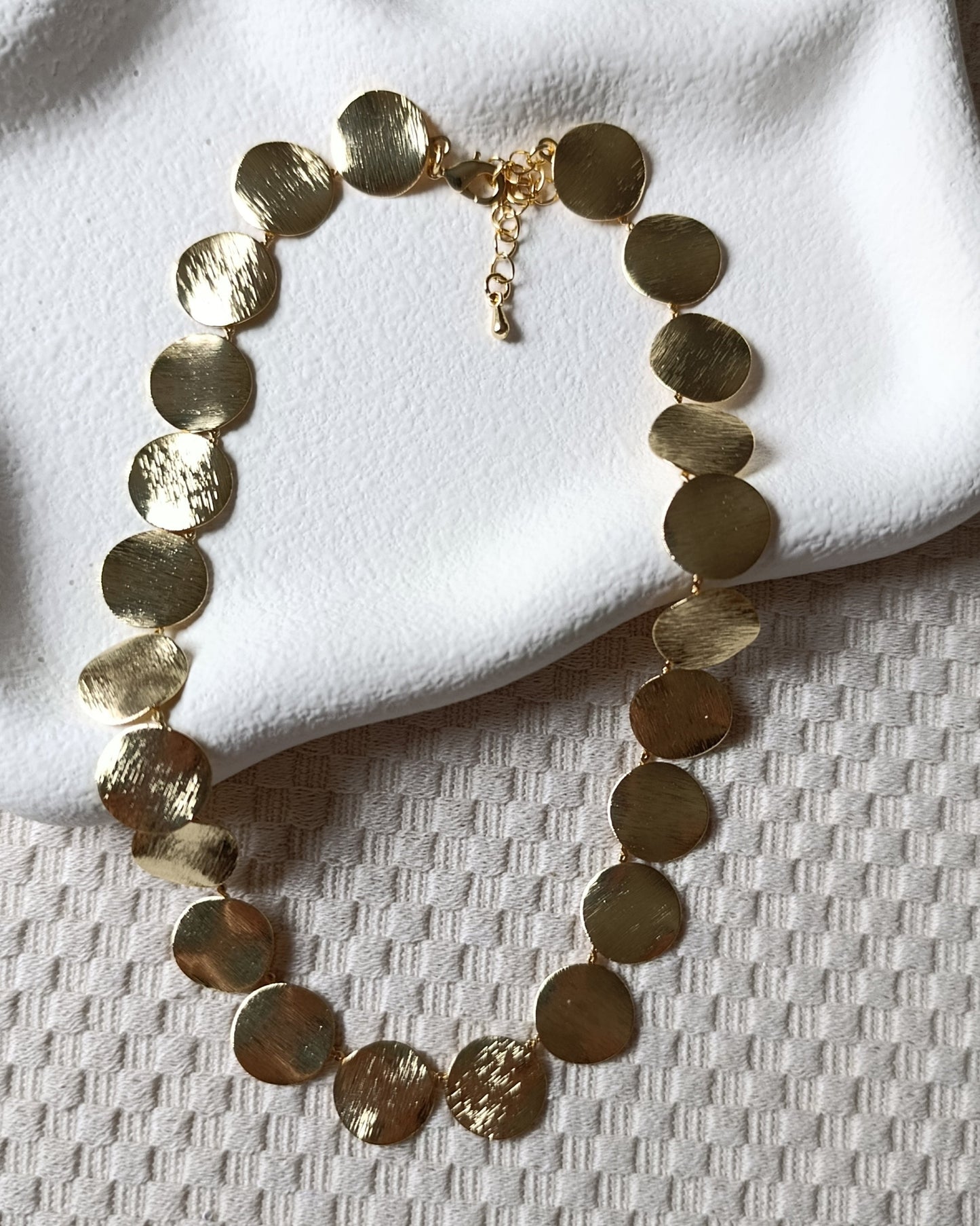 Shadiva Gold Renk Dövme Metal Pul Kolye