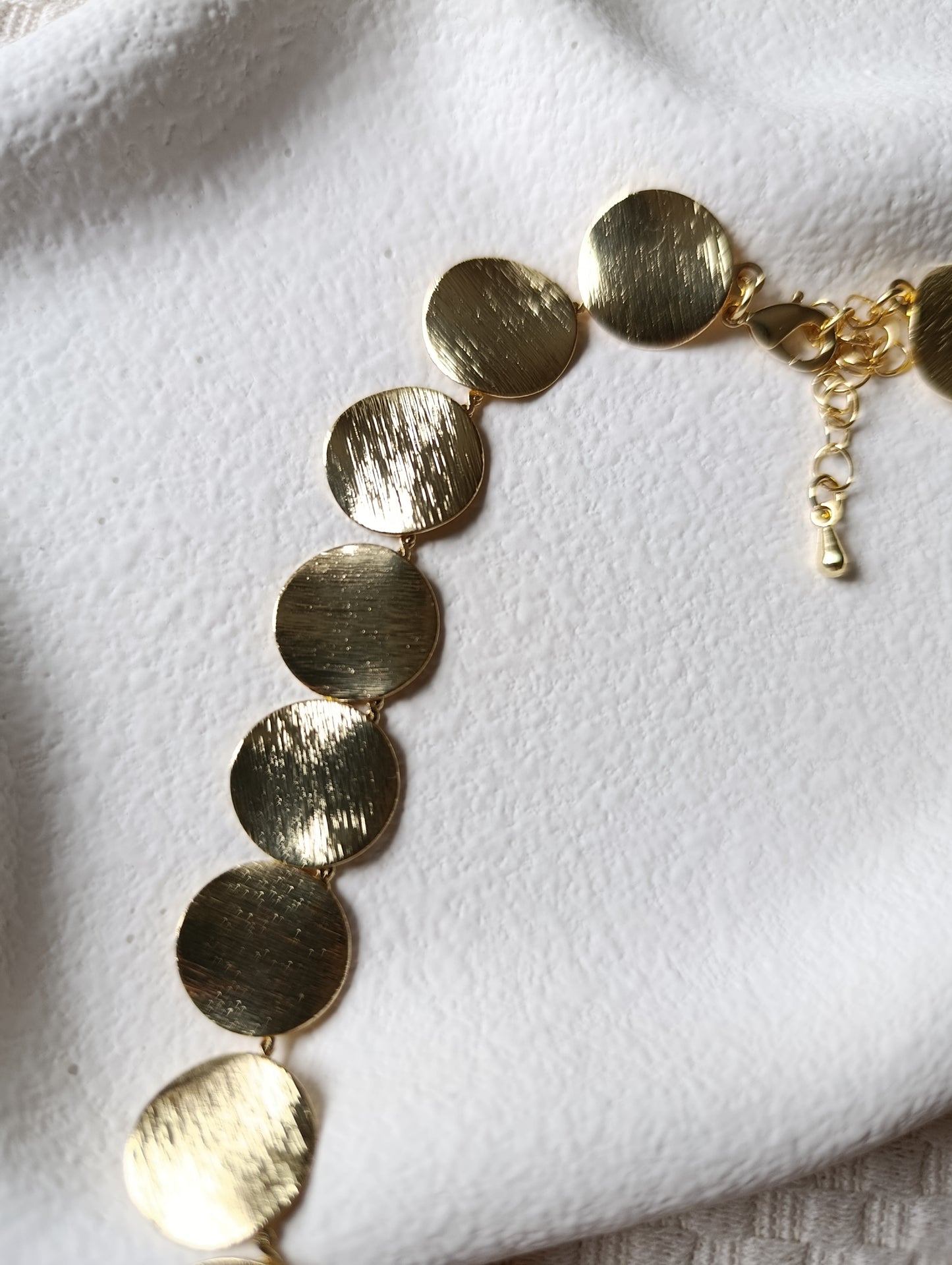 Shadiva Gold Renk Dövme Metal Pul Kolye