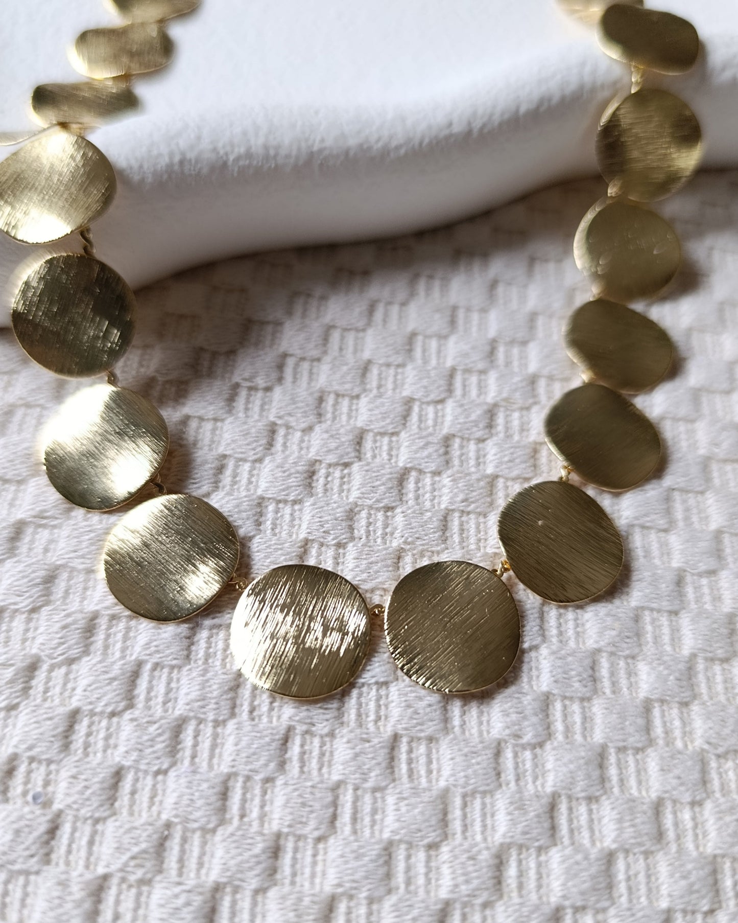 Shadiva Gold Renk Dövme Metal Pul Kolye