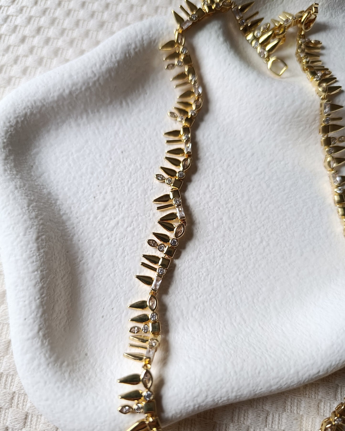 Shadiva Işıltılı Çivi Detaylı Choker Kolye