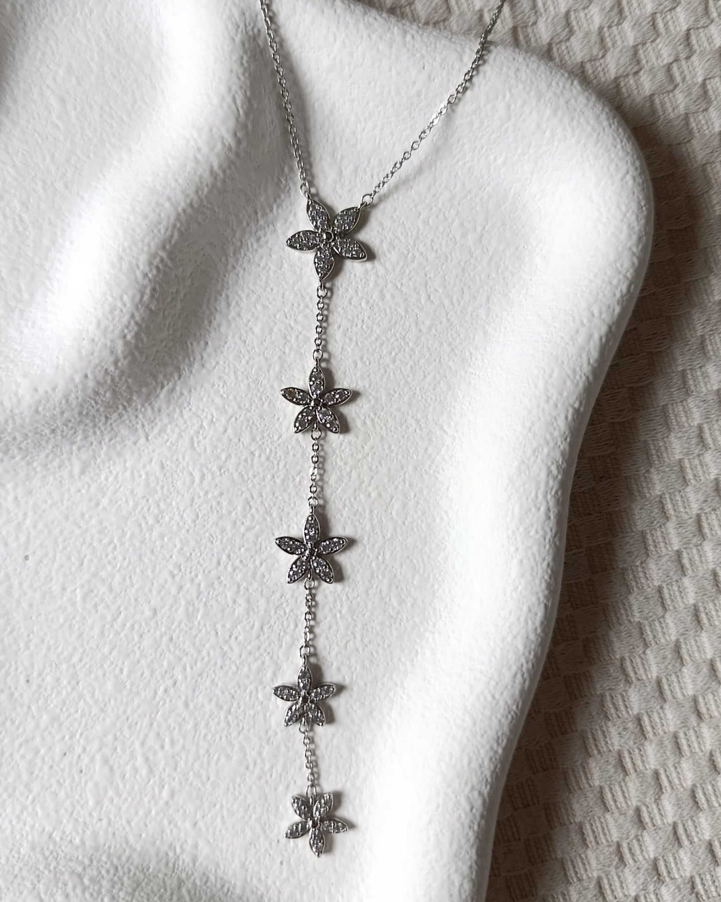 Shadiva Zirkon Taşlı Gümüş Çiçekli Y Kolye