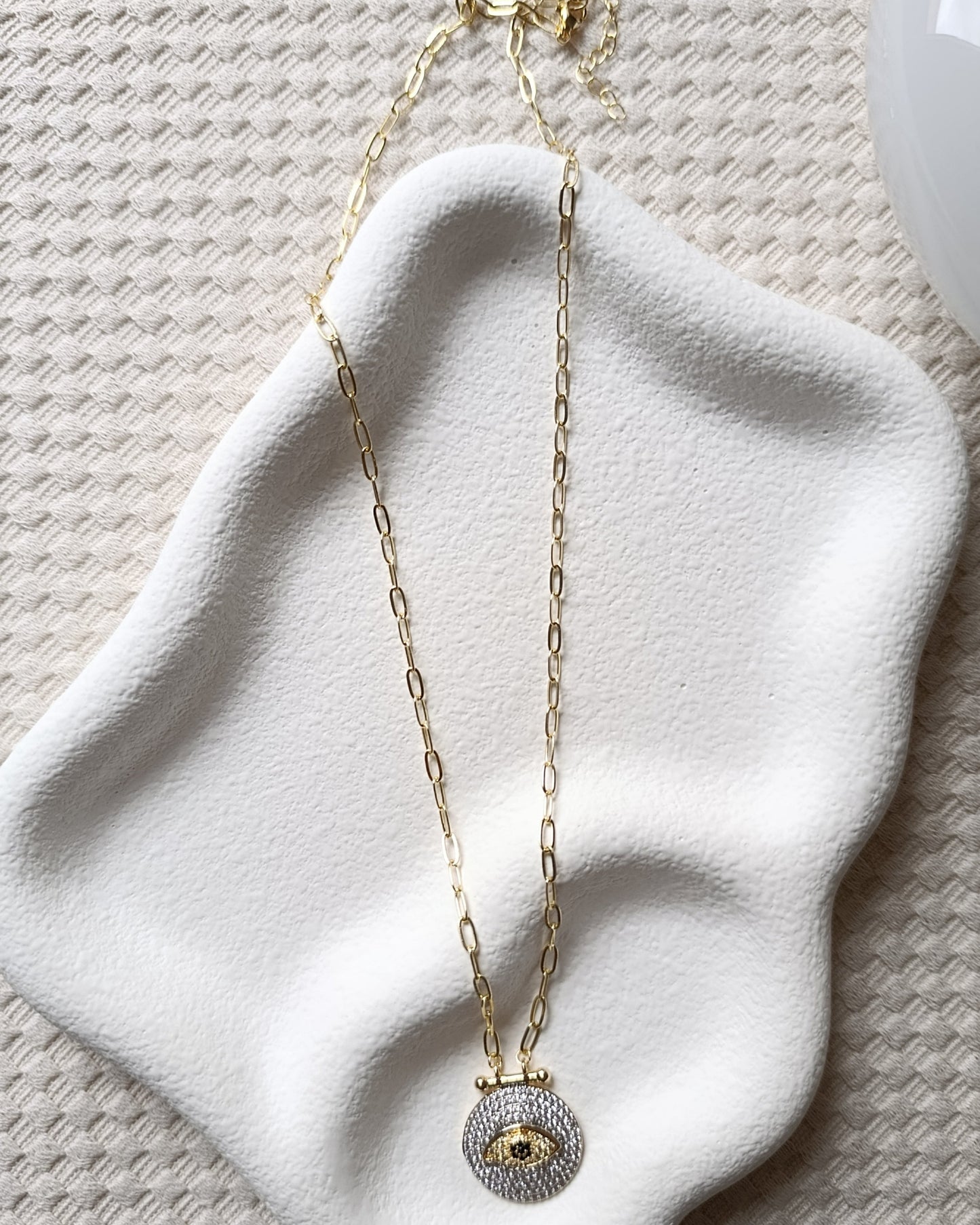 Shadiva Minimalist Göz Figürlü Madalyon Kolye