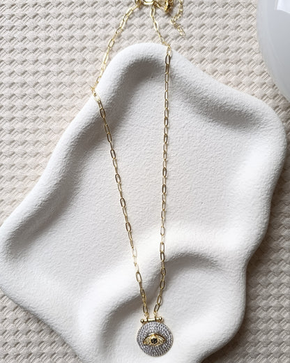 Shadiva Minimalist Göz Figürlü Madalyon Kolye