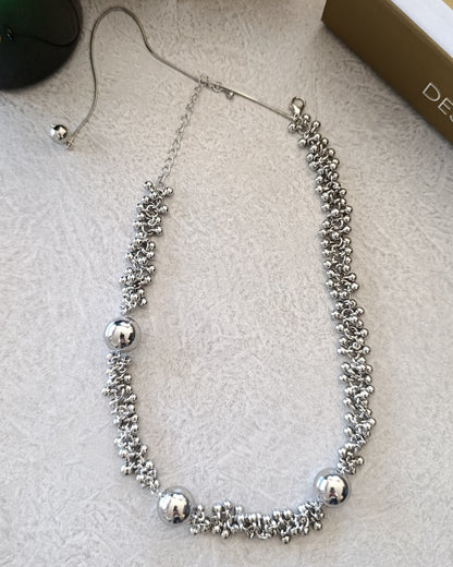 Shadiva Gümüş Tonlu Salkım Top Detaylı Modern Tasarım Kolye