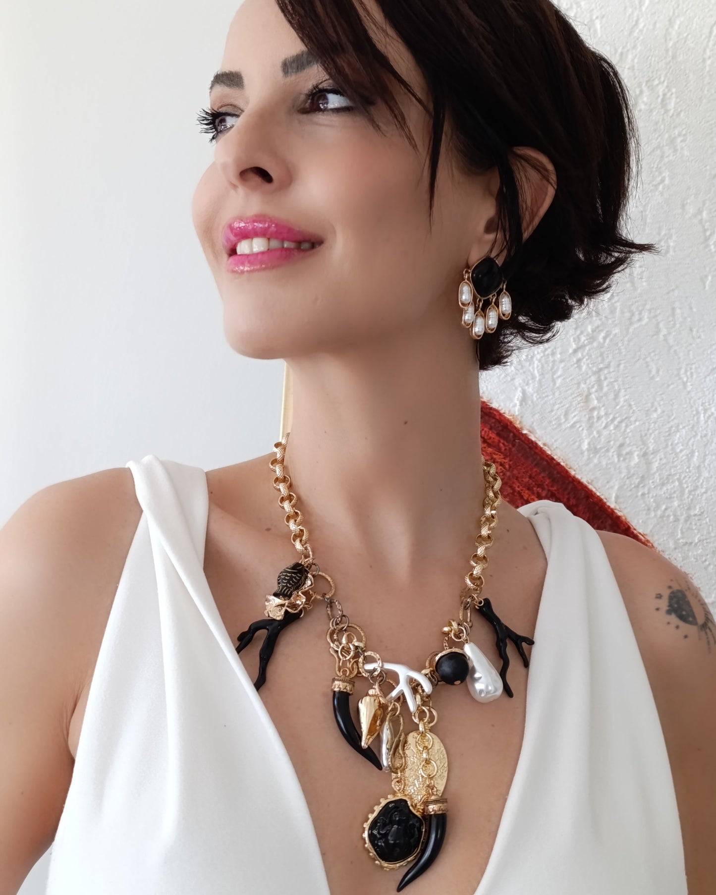 Shadiva Retro Siyah Mercan ve Madalyon Detaylı Altın Kaplama kolye