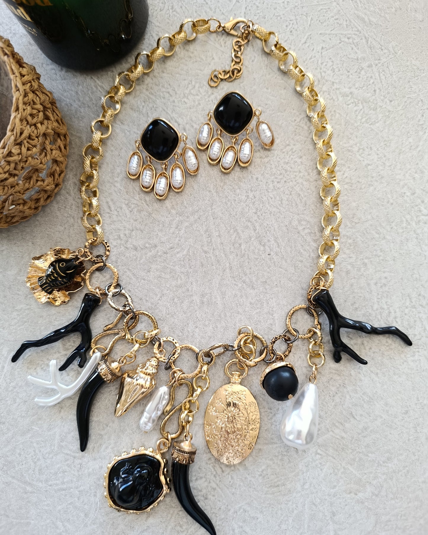 Shadiva Retro Siyah Mercan ve Madalyon Detaylı Altın Kaplama kolye