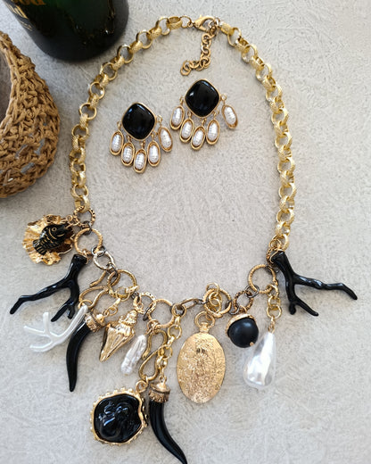 Shadiva Retro Siyah Mercan ve Madalyon Detaylı Altın Kaplama kolye