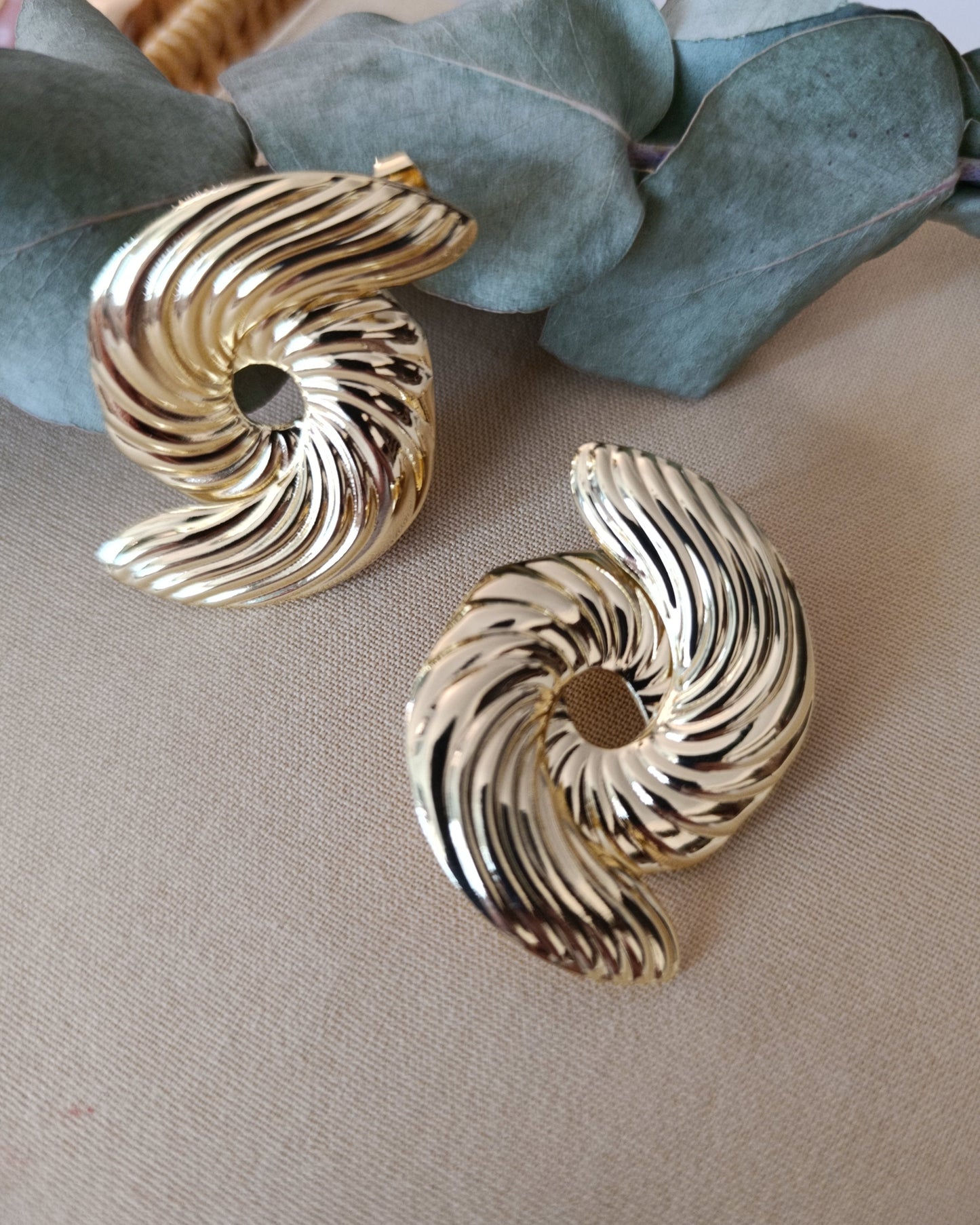 Shadiva Gold Fitilli Spiral Girdap Küpe