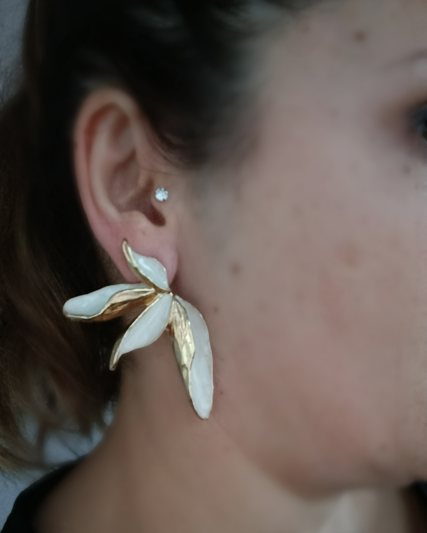 Shadiva Zra Model Beyaz Detaylı Gold Küpe
